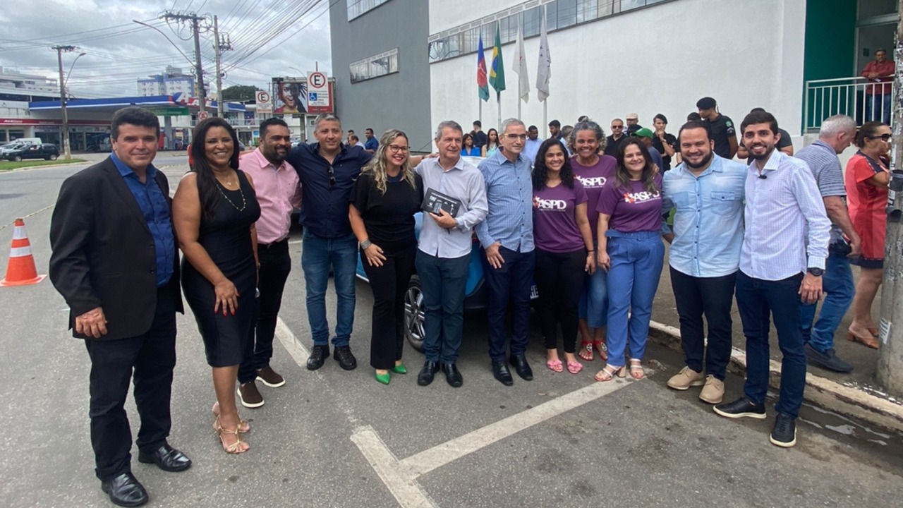 Vereadores acompanham entregas de veículos a entidades filantrópicas